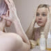 Vrouw Met Handen In Het Haar Over Acne